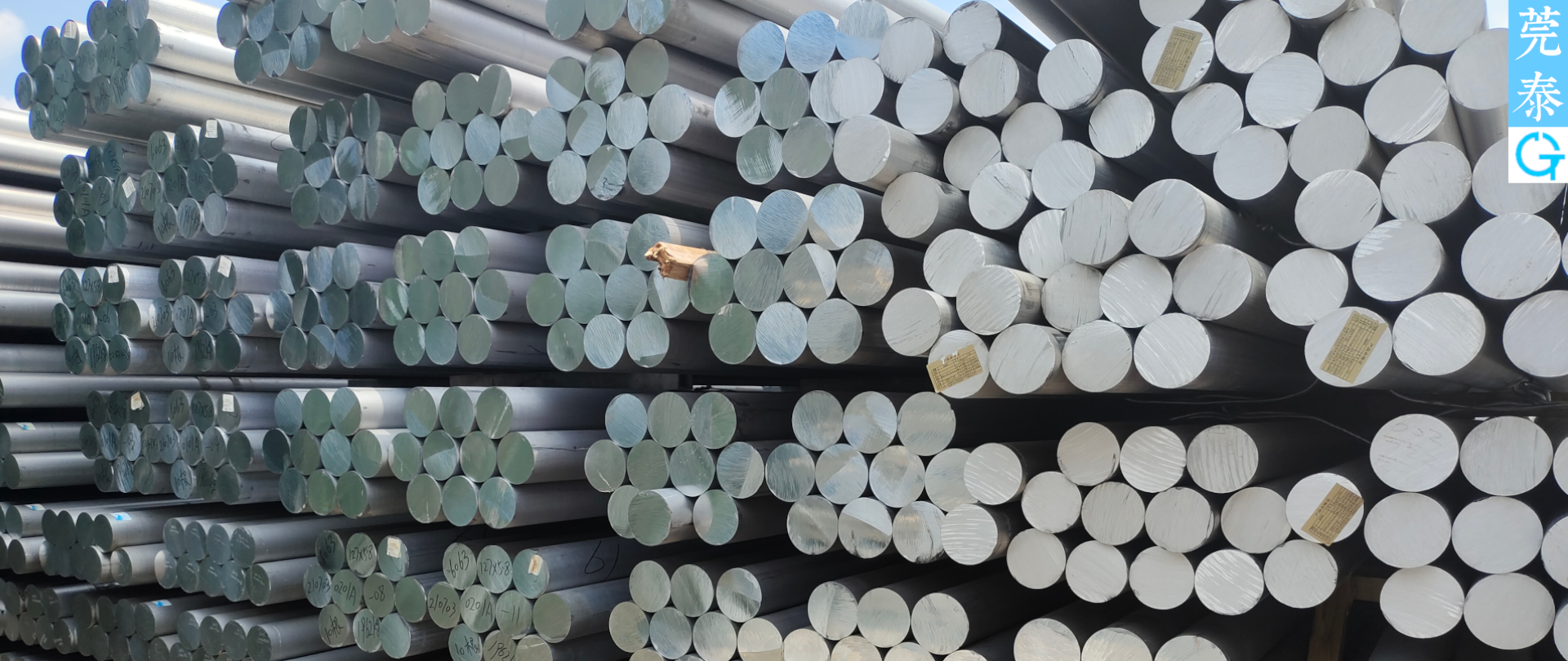 莞泰工业铝材仓库全景